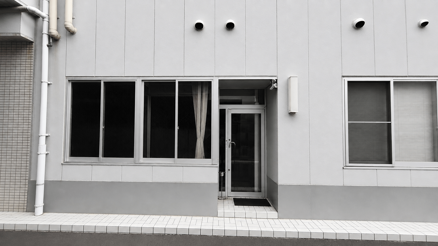 建物側面の勝手口からお入りください。