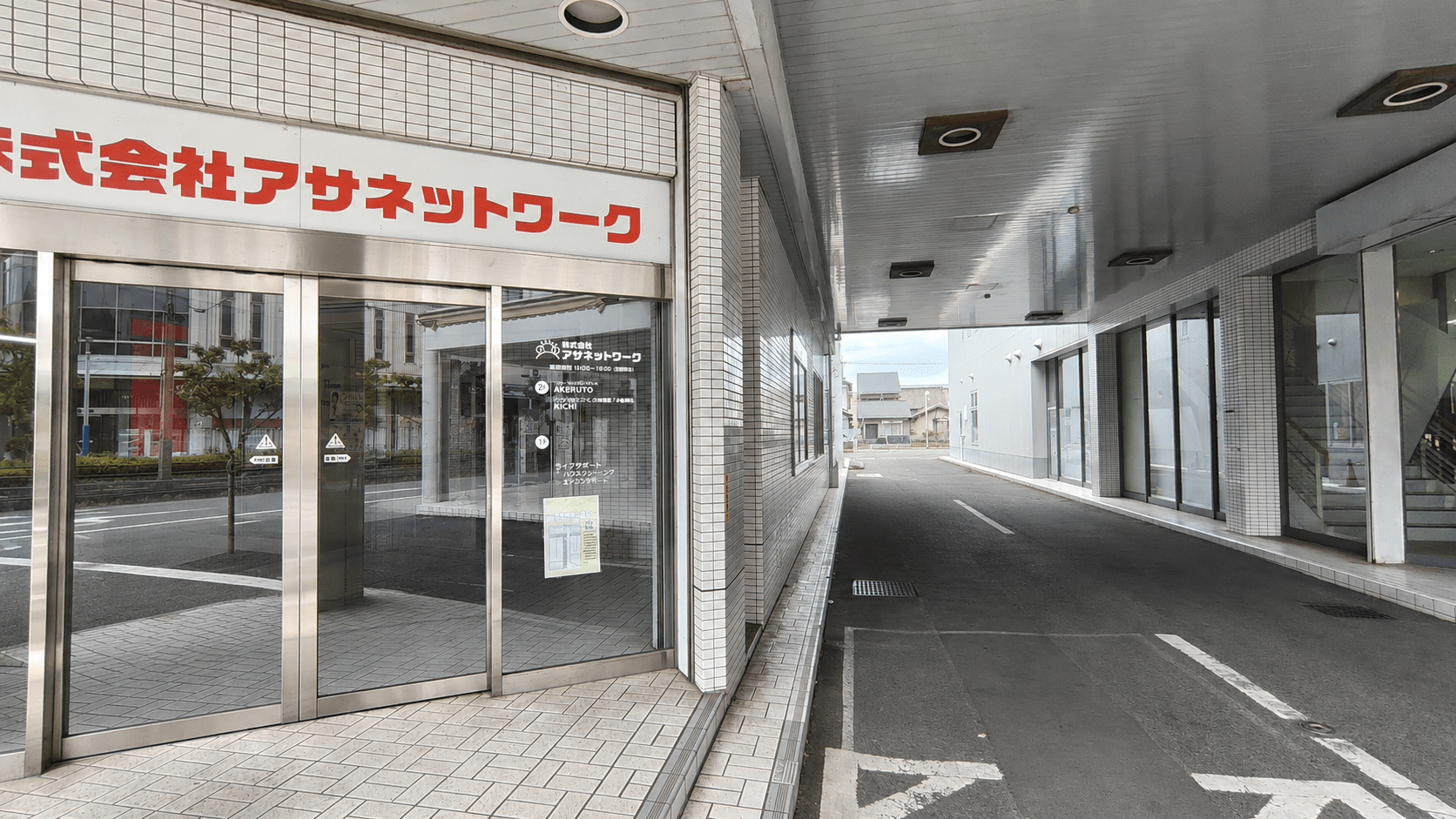 正面玄関を過ぎて直進